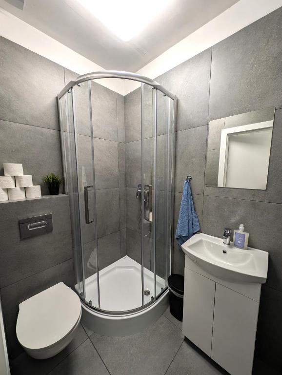 Baraczek Lotnisko Leszno - Habitación Familiar Con Baño Privado