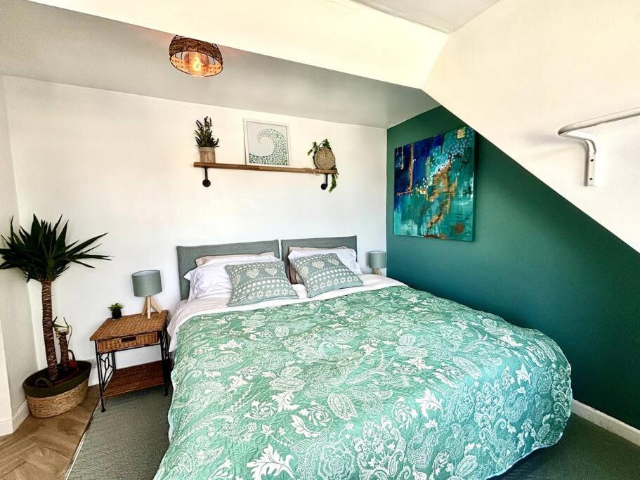 เตียงในห้องที่ Seaview Surf Studios