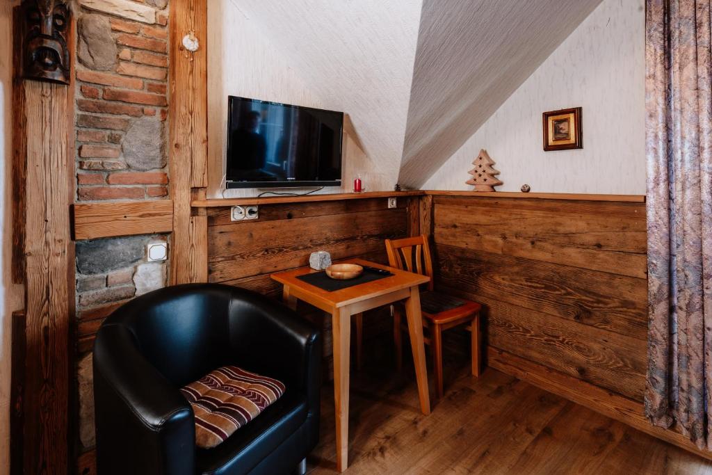 Televiisor ja/või meelelahutuskeskus majutusasutuses Waldhotel Weitblick