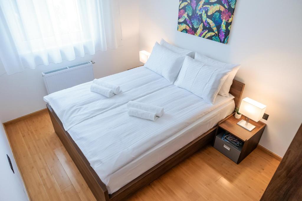 Katil atau katil-katil dalam bilik di TESLA Residence Subotica