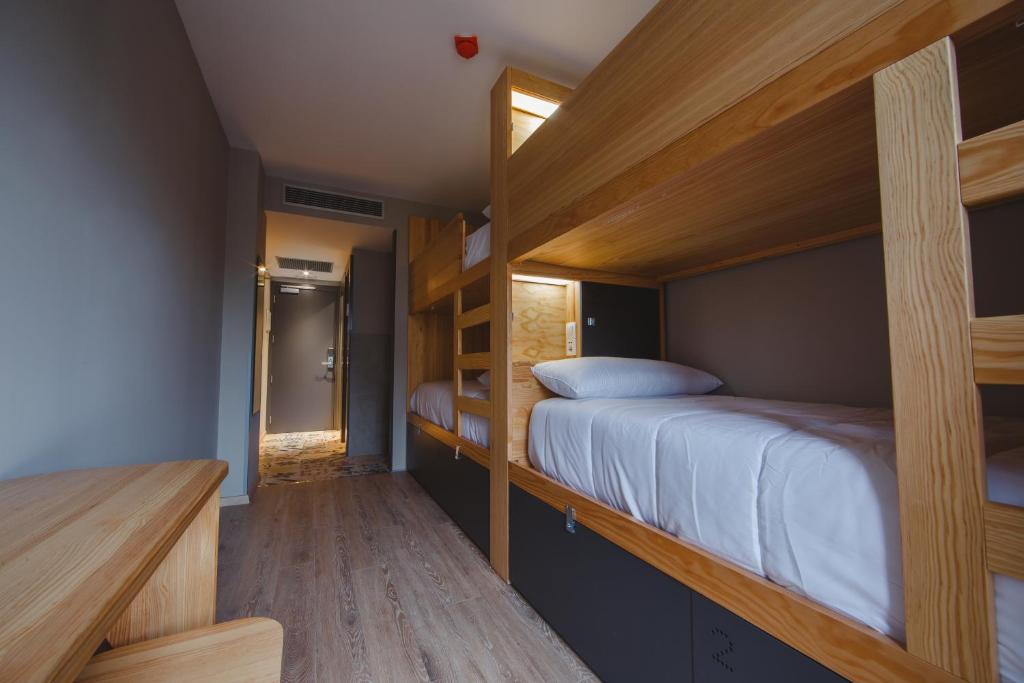 Posteľ alebo postele v izbe v ubytovaní Yeah Barcelona Hostel