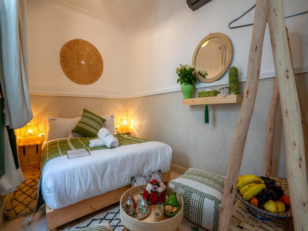 Postel nebo postele na pokoji v ubytování Yacouta Riad and Spa