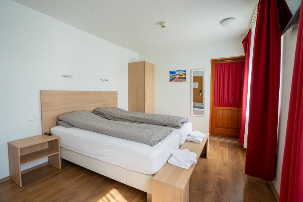 Postel nebo postele na pokoji v ubytování Hotel Eskifjörður