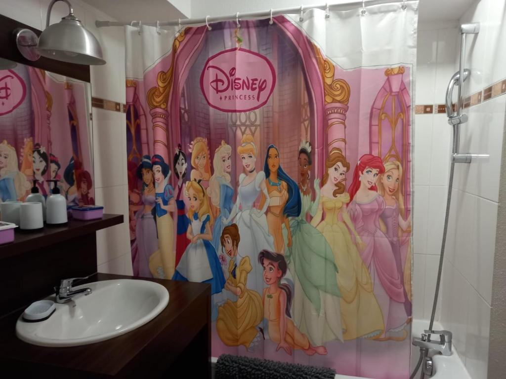 Łazienka w obiekcie C016 Appartement 10 MIN de Disneyland Paris