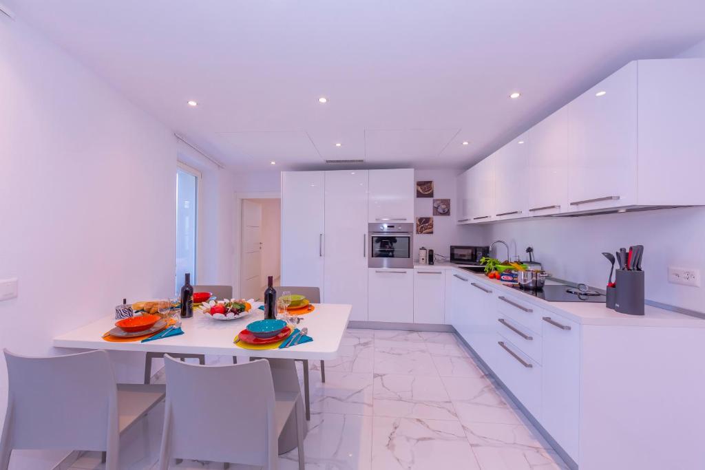 Kuchyň nebo kuchyňský kout v ubytování Yellow View Apartment - Happy Rentals