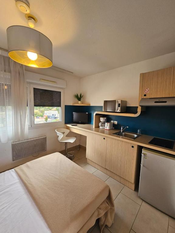 une cuisine avec un évier et un plan de travail dans l'établissement 302 Studio Cosy sur Perpignan, à Perpignan
