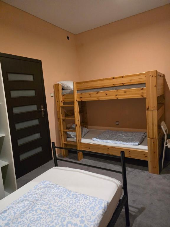 Postel nebo postele na pokoji v ubytování Hostel w Zielonce