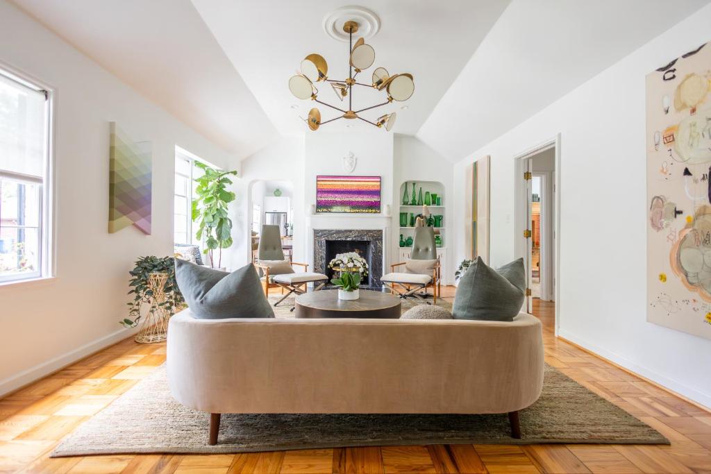 Khu vực ghế ngồi tại Ivy Grace - 4 Br, Stylish, Pet-friendly Retreat