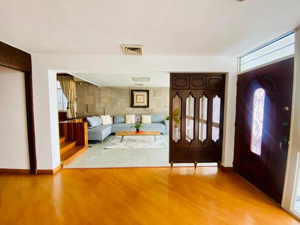 a living room with a couch and a door at Luna Menguante in Monterrey