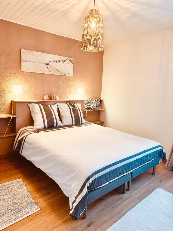 une chambre avec un grand lit dans une pièce dans l'établissement Le Perchoir Du Parc Cœur historique Anduze 3 Etoiles, à Anduze