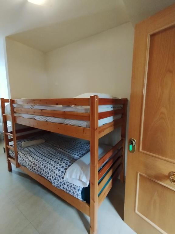 Łóżko lub łóżka w pokoju w obiekcie Miramar Ski Deluxe