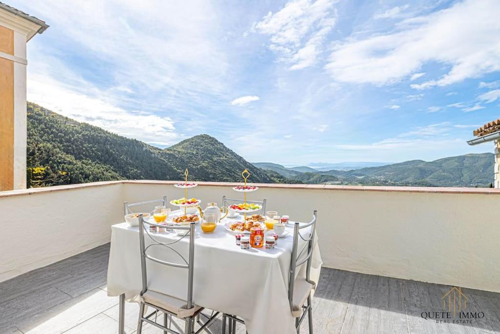 d'une table sur un balcon avec vue sur les montagnes. dans l'établissement Vue Panoramique et confort d'exception Proche Monaco, à Peille