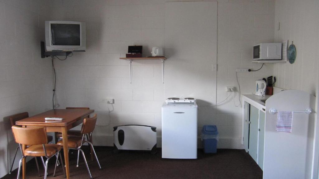 Kuchyň nebo kuchyňský kout v ubytování Cromwell Motel