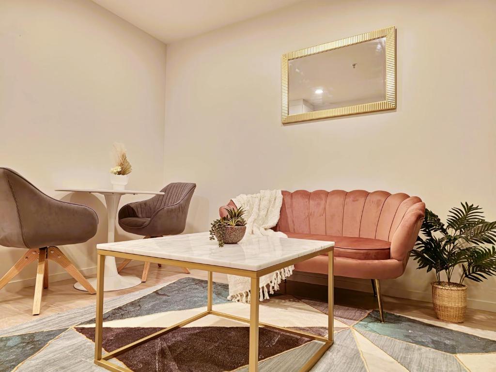 Urban Haven - Spa, Pool and Patio - Resim 17