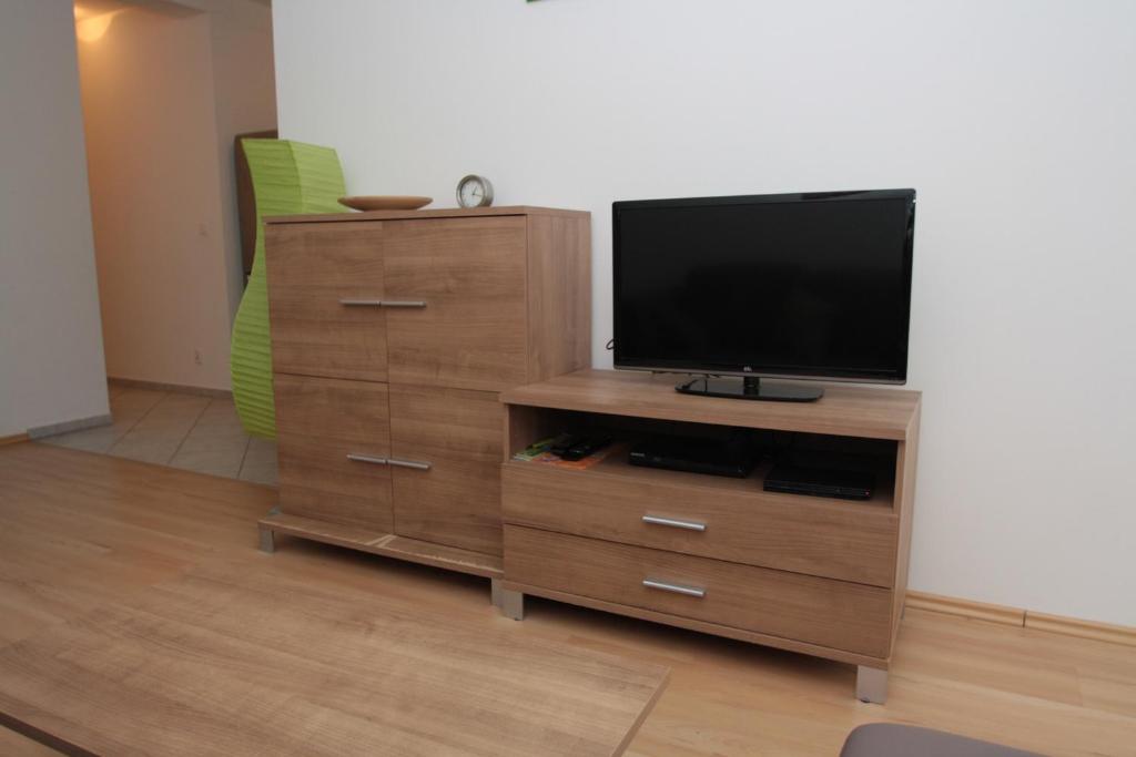 Televízia a/alebo spoločenská miestnosť v ubytovaní 100-SIO Apartamenty