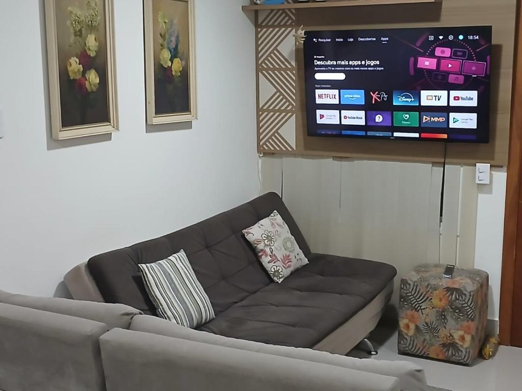 TV a/nebo společenská místnost v ubytování sobrado 08 com duas suítes, conf
