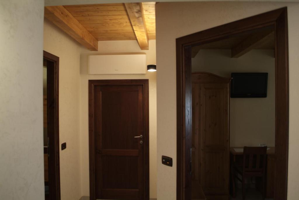 pasillo con puerta y TV en una habitación en Locanda Dal Sor Francesco, en Vetralla