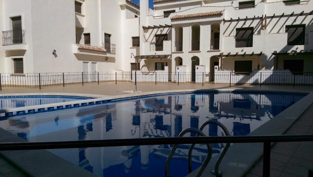 una piscina frente a un edificio en Apartment Pueblo Salado, en San Pedro del Pinatar