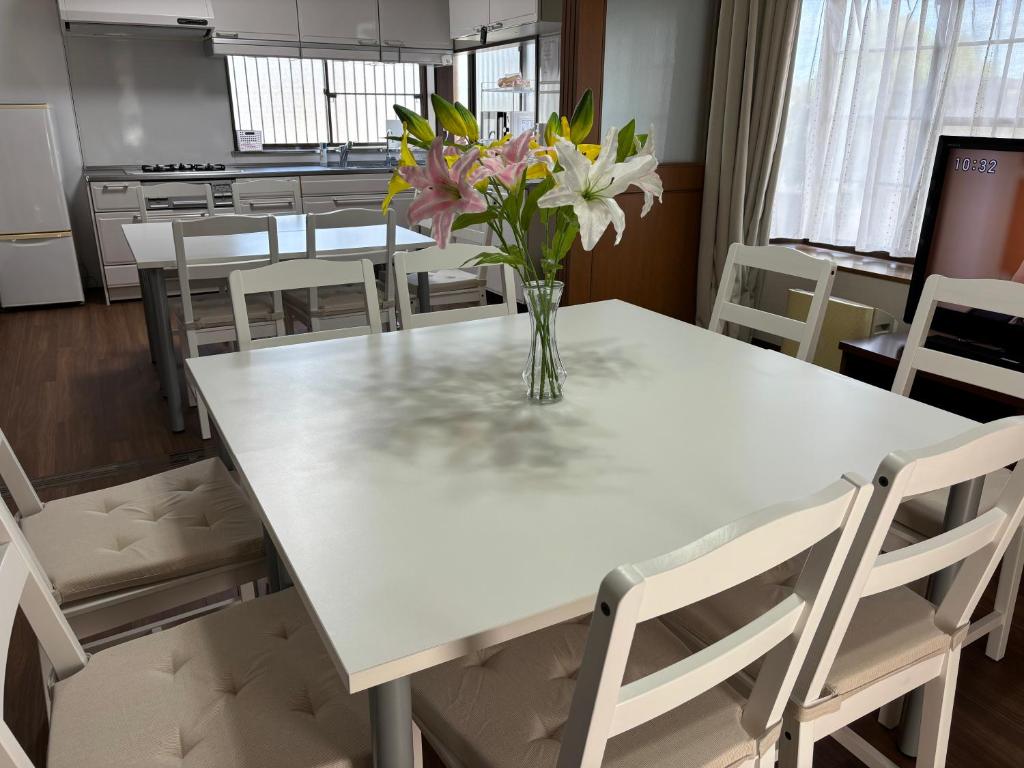 Kuchyň nebo kuchyňský kout v ubytování 一棟貸しの宿 貸別荘 水戸ハウス Vacation Rental Mito House! Location is 1-2-55 Kanemachi Ibaraki Prefecture 玄関横のキーボックスの暗証番号はご予約後に宿からのメッセージ欄にてご確認下さい 場所は茨城県水戸市金町1-2-55です