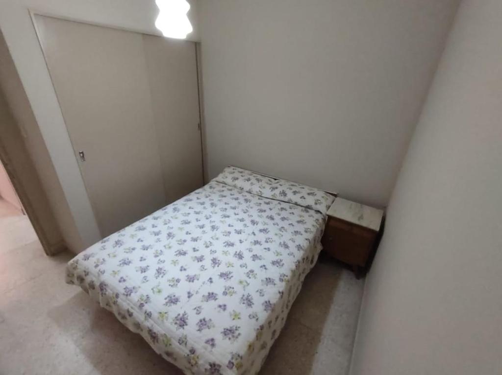 モンテ・エルモソにあるDepto Monte hermoso centroの部屋の隅にある小さなベッド