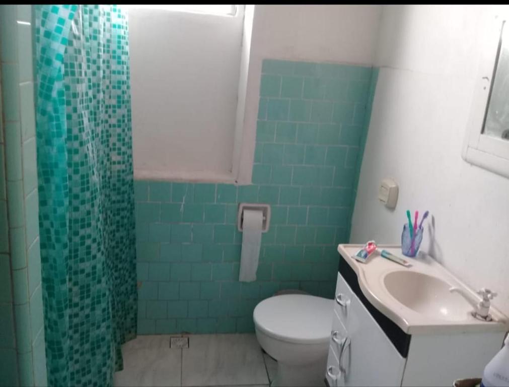 een badkamer met een toilet en een groen douchegordijn bij Santa Alexandrina in Rio de Janeiro