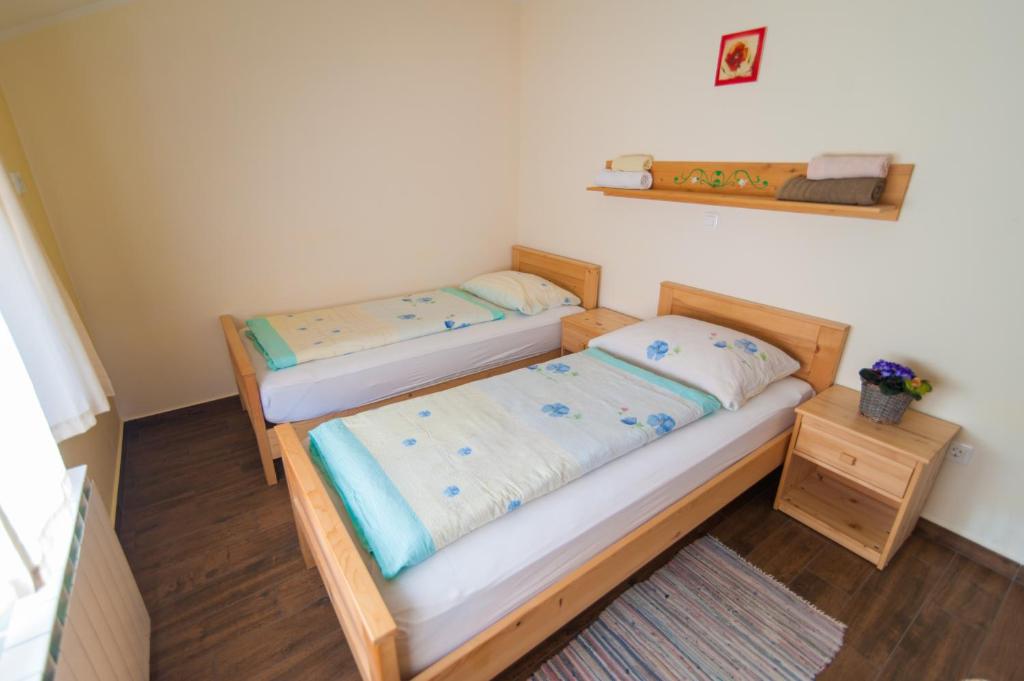 Postel nebo postele na pokoji v ubytování Tourist Farm Pri Kafolu