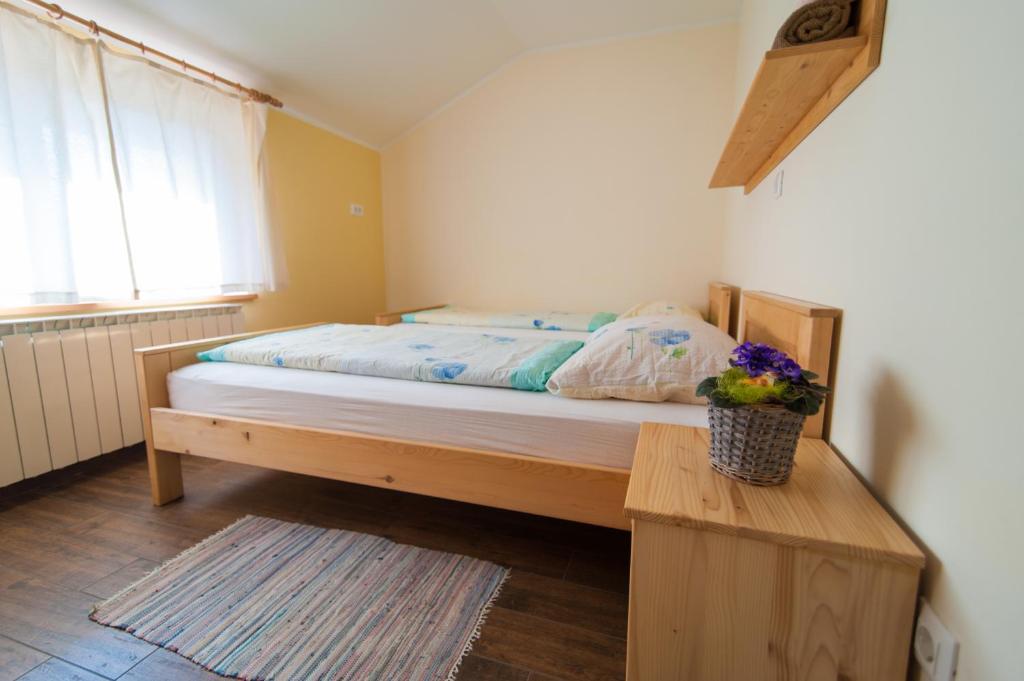 Postel nebo postele na pokoji v ubytování Tourist Farm Pri Kafolu