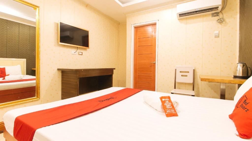 Postel nebo postele na pokoji v ubytování RedDoorz Plus at Winter Benitez