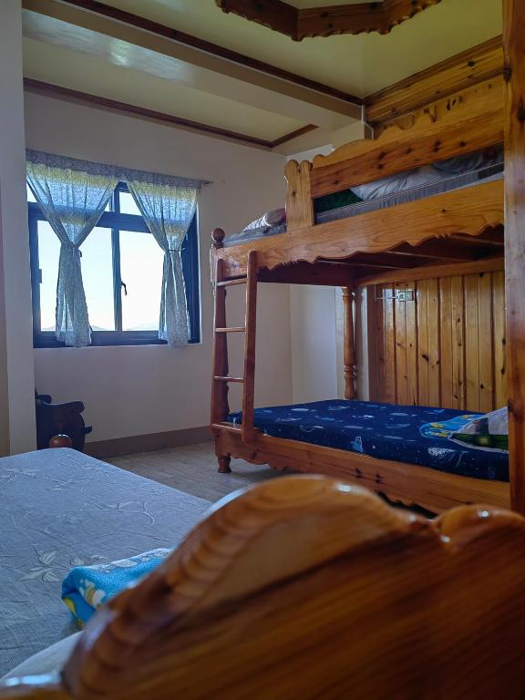 una camera con due letti a castello e una finestra di Sea of clouds view inn a Sagada