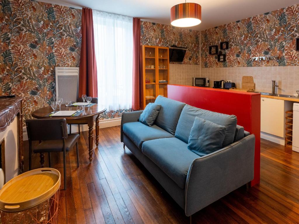 un salon avec un canapé et une table dans l'établissement Appartement Art Nouveau Nancy, proche Villa Majorelle - FR-1-584-358, à Nancy
