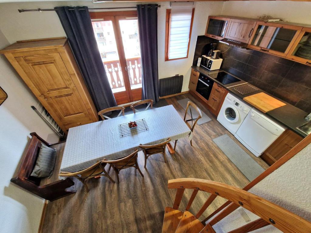Photo de la galerie de l'établissement Appartement 8 pers, 3 chambres + mezzanine, Valfréjus, proche pistes - FR-1-265-357, à Modane