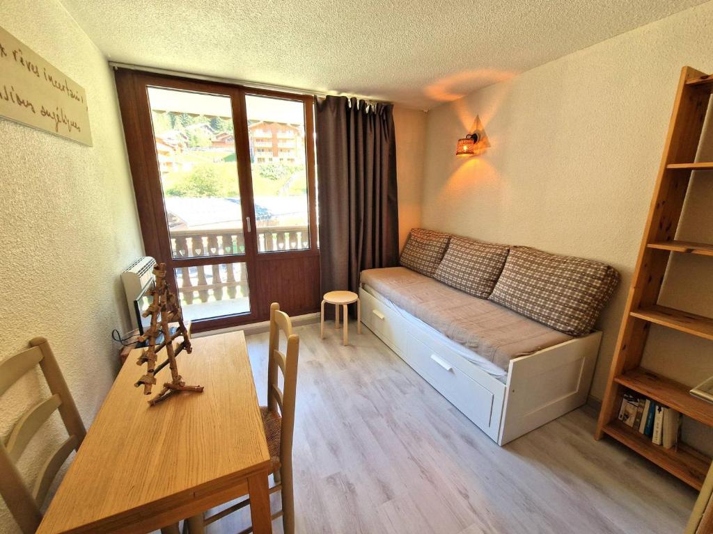 un petit salon avec un canapé et une table dans l'établissement Studio chaleureux 4 pers avec balcon, idéal station Valfréjus - FR-1-265-360, à Modane