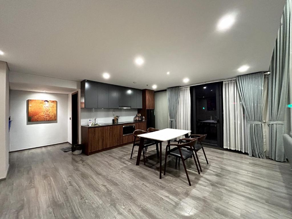 Kuchyň nebo kuchyňský kout v ubytování PentStudio West Lake Duplex Apartment