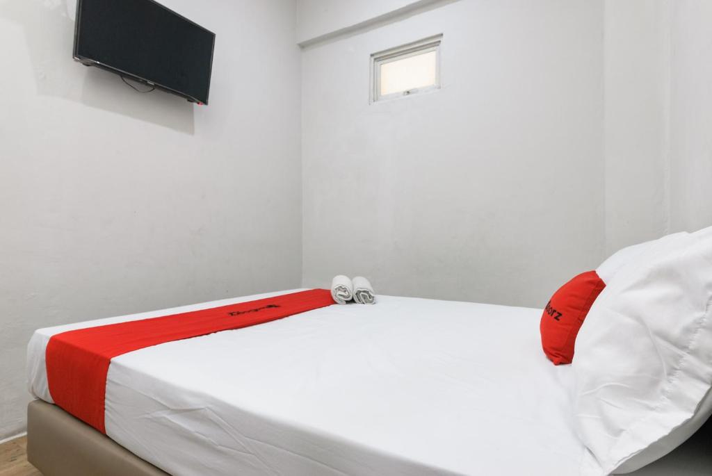 Postel nebo postele na pokoji v ubytování RedDoorz near Mandaya Royal Hospital Puri