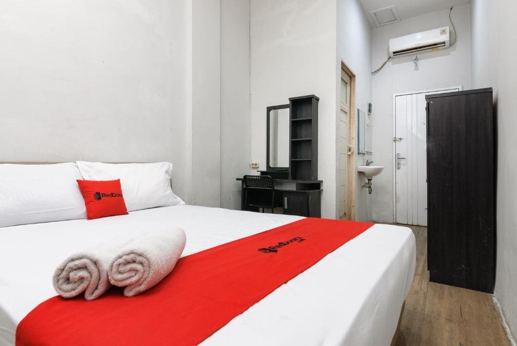 Postel nebo postele na pokoji v ubytování RedDoorz near Mandaya Royal Hospital Puri