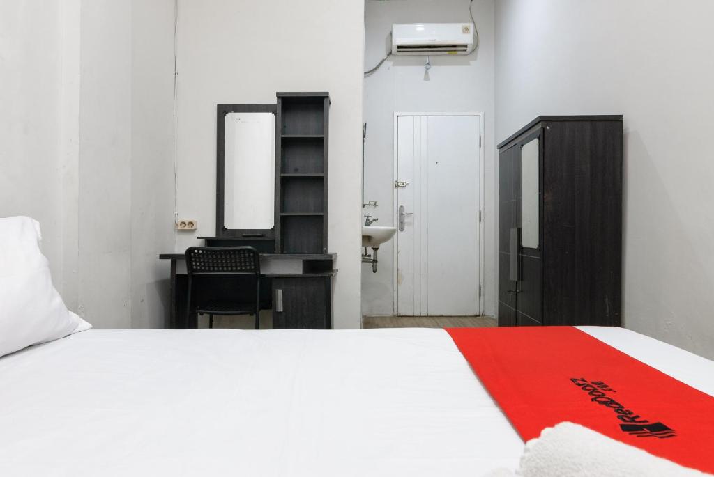Postel nebo postele na pokoji v ubytování RedDoorz near Mandaya Royal Hospital Puri