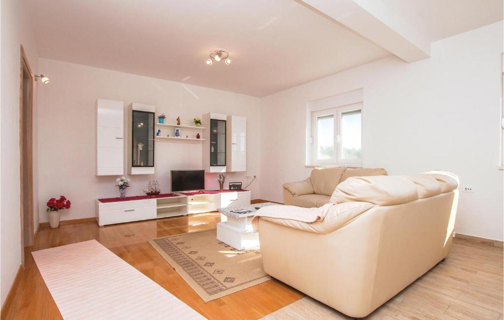 Four-Bedroom Apartment In Sibenik