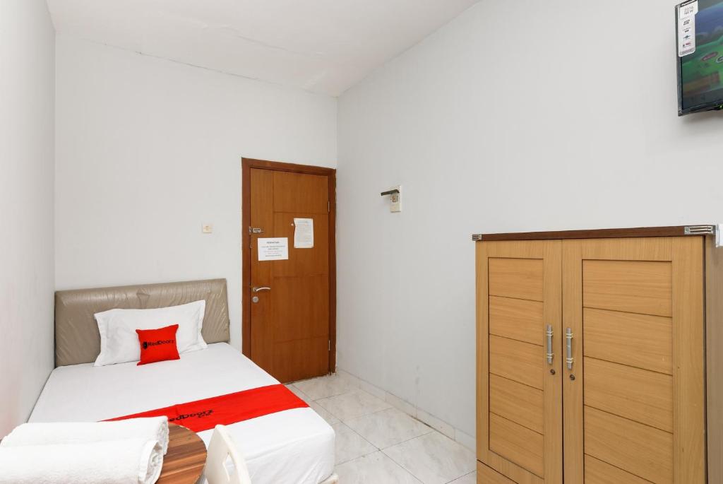 Postel nebo postele na pokoji v ubytování RedDoorz near Mandaya Royal Hospital Puri