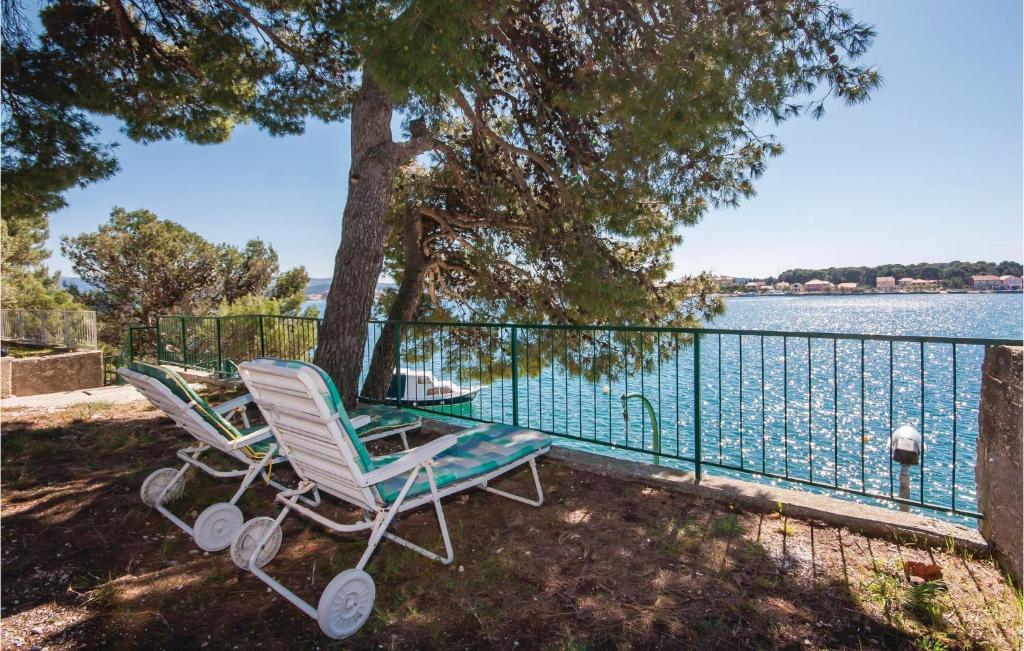 Three-Bedroom Apartment In Brodarica