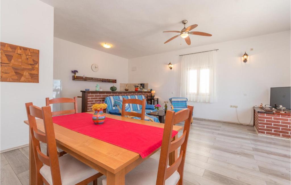 TV a/nebo společenská místnost v ubytování Holiday Home Mali Iz 40