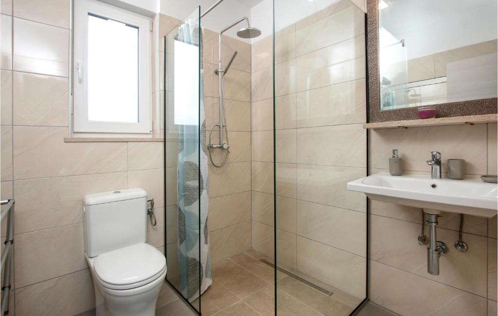Kúpeľňa v ubytovaní 4 Bedroom Awesome Home In Fazana