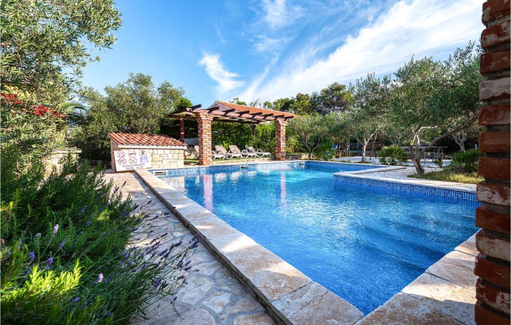 Basen w obiekcie Five-Bedroom Holiday Home In Vir lub w pobliżu