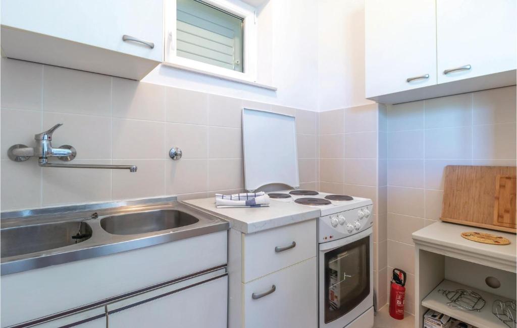 Kuchnia lub aneks kuchenny w obiekcie Lovely Home In Klenovica With Kitchen
