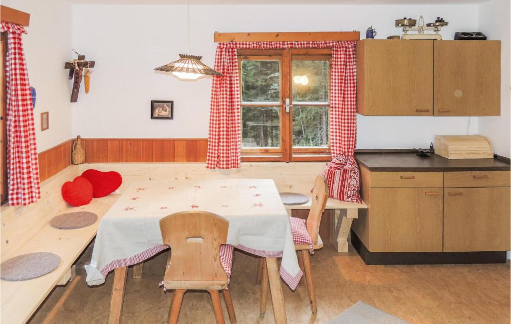 A kitchen or kitchenette at Erholsames Ferienhaus Pillberg