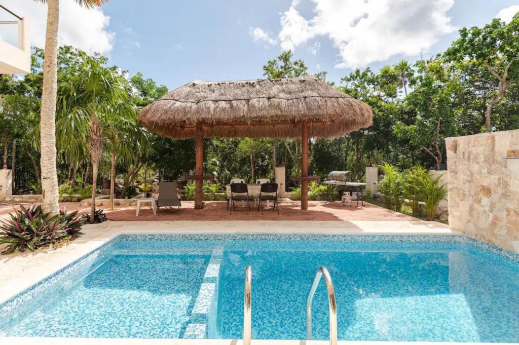 Bazén v ubytování Departamento 2, Tulum Country Home, con Muelle de Pesca, Club de Playa, Alberca, Cenote y Campo de Golf, Contrata Day Pass Bahia Principe nebo v jeho okolí