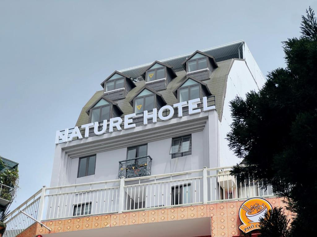 Tòa nhà nơi khách sạn tọa lạc