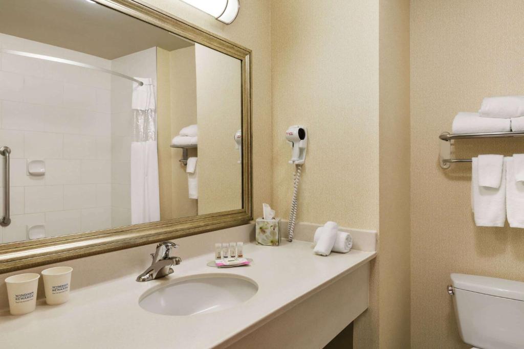 Koupelna v ubytování Days Inn & Suites by Wyndham Edmonton Airport