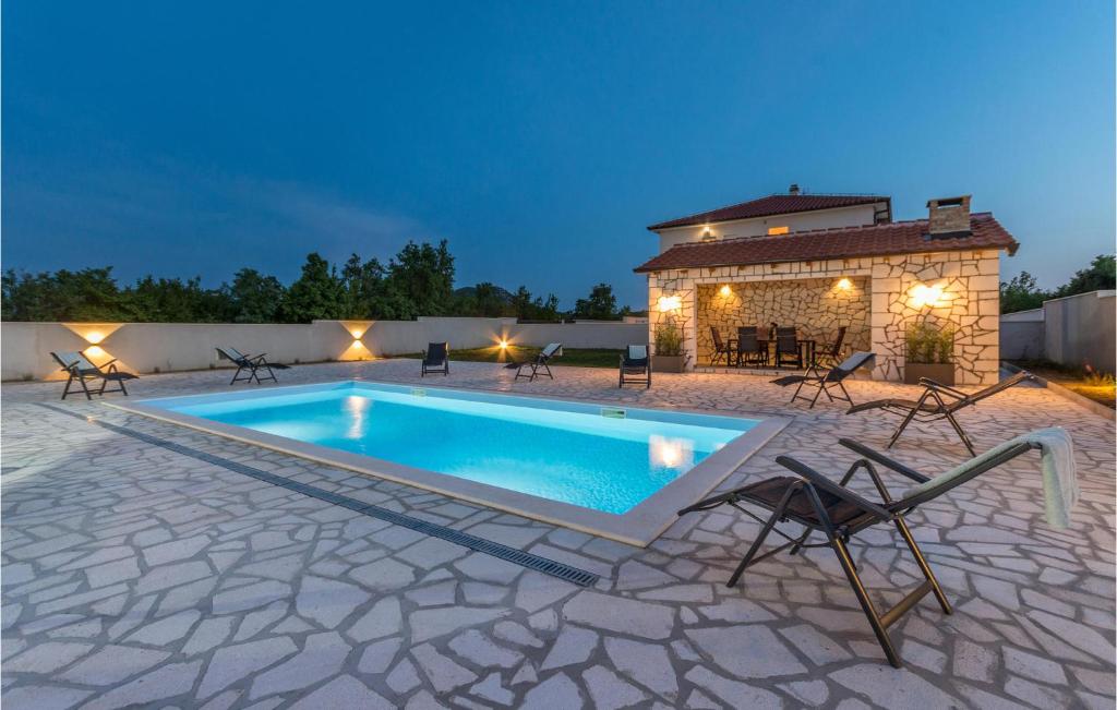 Bazén v ubytovaní 4 Bedroom Cozy Home In Donja Jagodnja alebo v jeho blízkosti