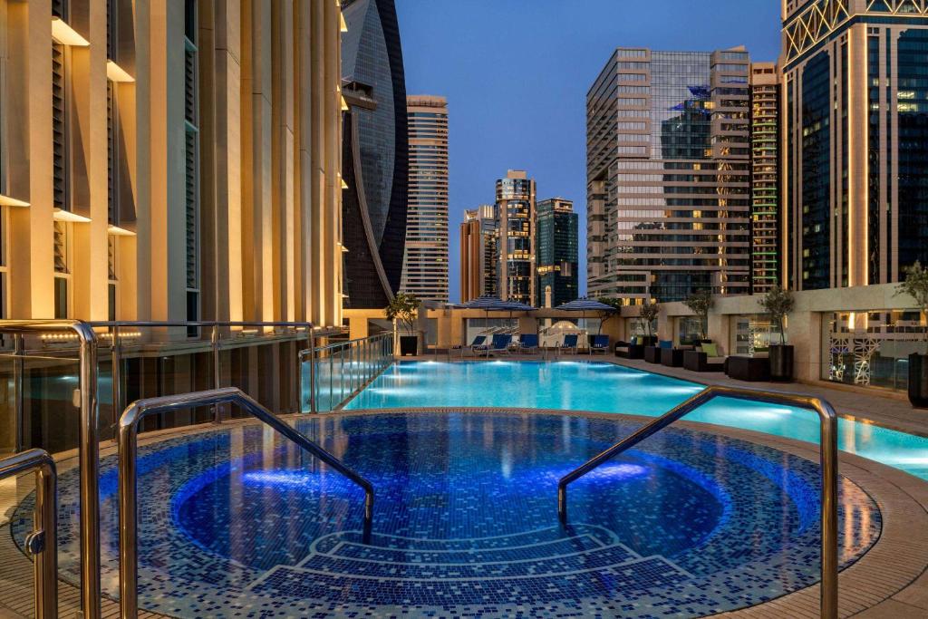Bazén v ubytování Wyndham Grand Doha West Bay Beach nebo v jeho okolí