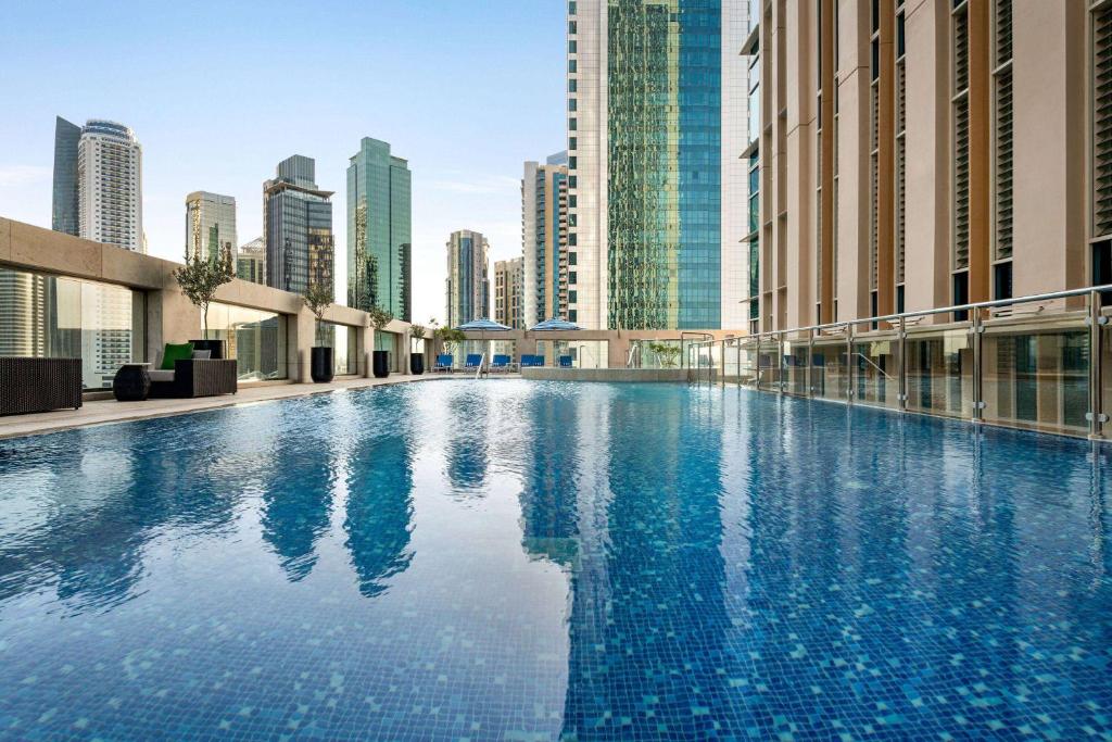 Bazén v ubytování Wyndham Grand Doha West Bay Beach nebo v jeho okolí